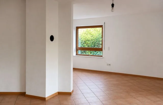 Nachher: glatt gespachtelte und frisch gestrichene Wand